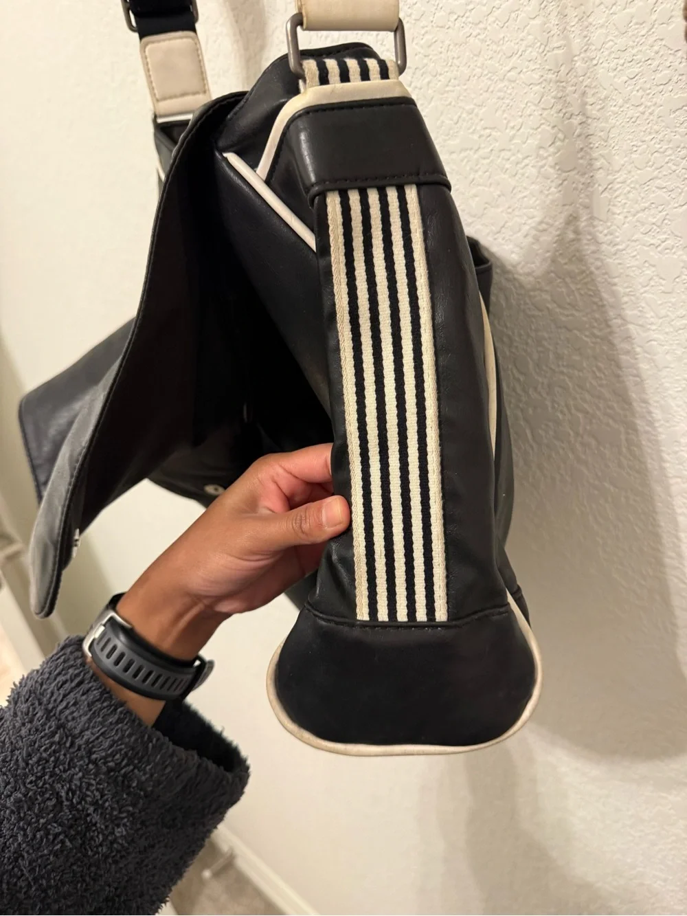 ★ VTG LACOSTE BLACK MESSENGER BAG ★